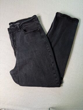 Old Navy Sky-Hi Straight Jeans in Black. Size 16 Tall